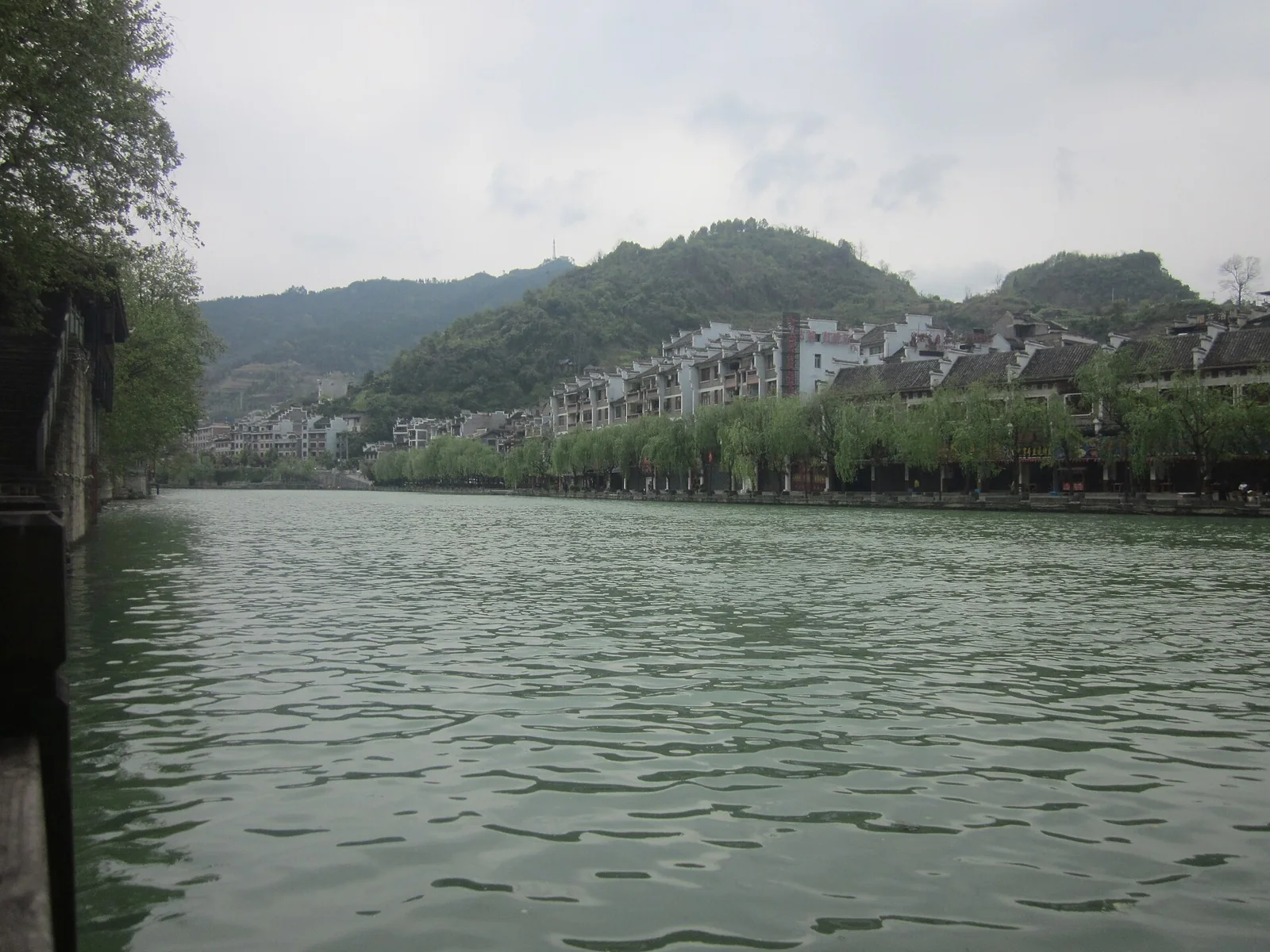 Il lungofiume Wuyang a Zhenyuan