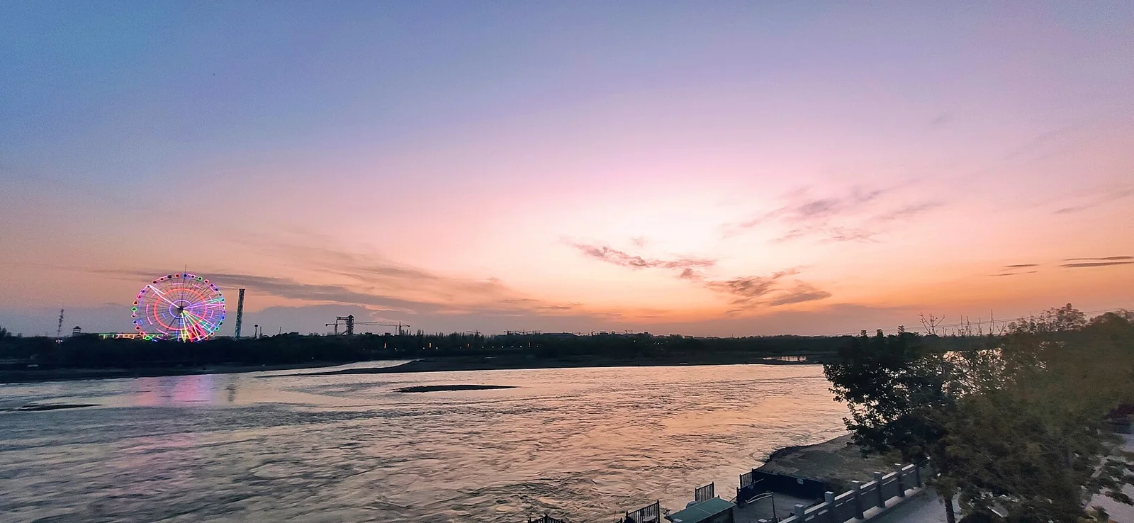 Il fiume Ili a Yining al crepuscolo