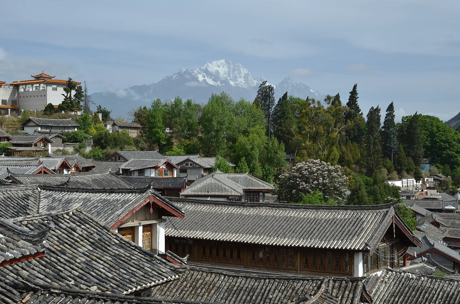 Centro storico di Lijiang e montagne