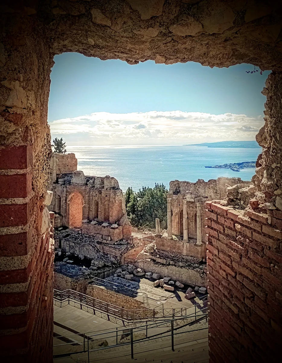 Teatro antico e costa di Taormina