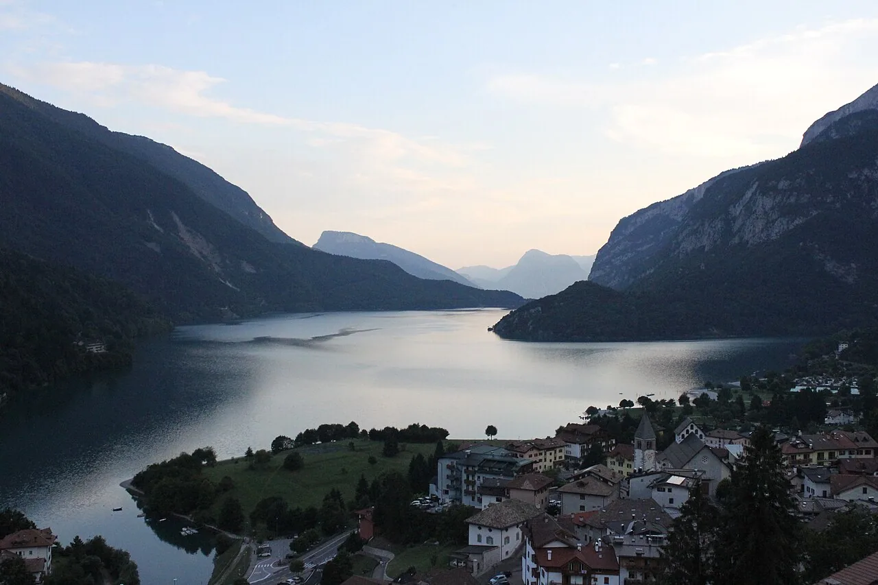 Lago di Molveno e montagne